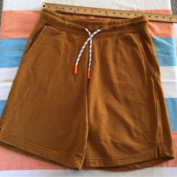 Bundle of mens summer stuff. 2 tank tops and a pair of comfy shorts. - Picture 11 of 13